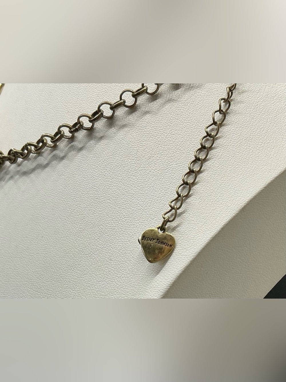 BETSEY JOHNSON ANTIQUE GOLD TONE LARGE FISH PENDANT NECKLACE RHINESTONE ACCENTS - Picture 4 of 4
